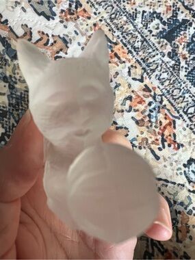 Lalique Glass Kitten With Ball Of Yarn